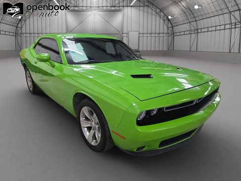 Used 2017 Dodge Challenger SXT RWD image 3
