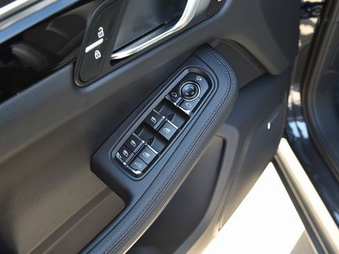 Certified 2025 Porsche Macan image 28