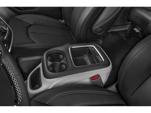 Used 2024 Chrysler Pacifica Touring-L FWD image 10