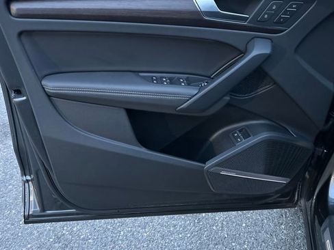 Used 2024 Audi Q5 e Premium Plus w/ Premium Plus Package image 18