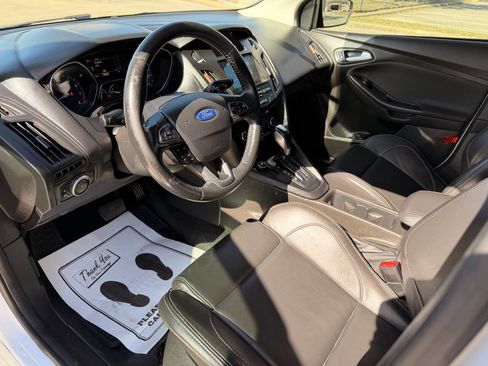 Used 2016 Ford Focus SE w/ SE Sport Package image 9
