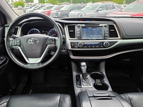 Used 2018 Toyota Highlander XLE AWD/4WD image 8