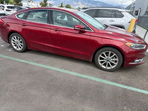 Used 2017 Ford Fusion SE w/ Fusion SE Technology Package FWD image 4