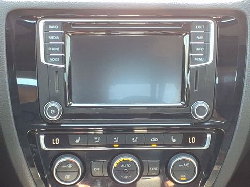 Used 2017 Volkswagen Jetta SEL FWD image 5
