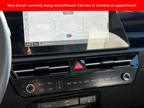 Used 2025 Kia Niro EX image 9