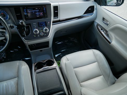 Used 2015 Toyota Sienna XLE w/ XLE Navigation Package FWD image 11