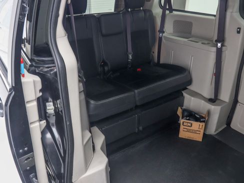 Used 2019 Dodge Grand Caravan SXT FWD image 18