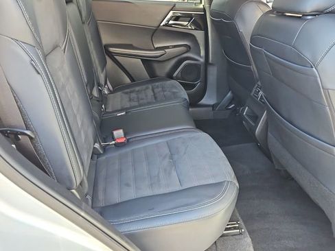 Used 2024 Mitsubishi Outlander SE image 19