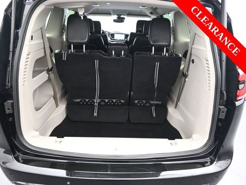Used 2024 Chrysler Pacifica Touring-L image 16
