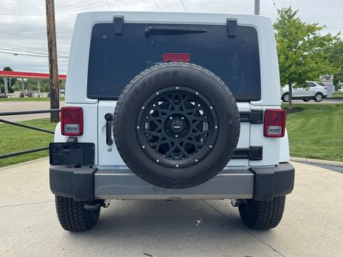 Used 2015 Jeep Wrangler Unlimited Sahara w/ Connectivity Group AWD/4WD image 5