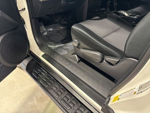 Used 2014 Toyota FJ Cruiser 4WD w/ Convenience Package image 27