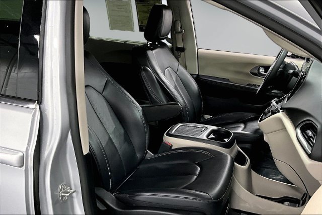 Used 2024 Chrysler Pacifica Touring-L FWD image 25