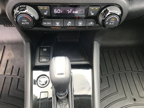 Used 2024 Nissan Kicks SR w/ SR Premium Package FWD image 17