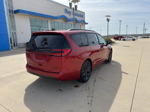 Used 2025 Chrysler Pacifica Limited image 5