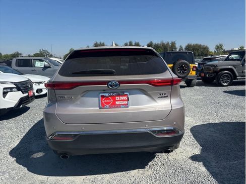 Used 2021 Toyota Venza XLE w/ Carpet Mat Package (TMS) image 8