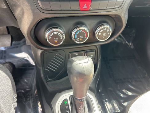 Used 2015 Jeep Renegade Latitude image 14