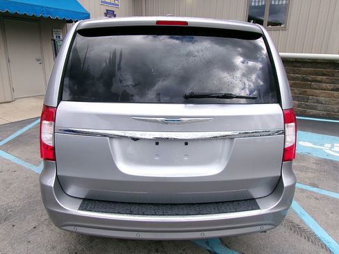 Used 2015 Chrysler Town & Country Touring-L w/ Driver Convenience Group image 5