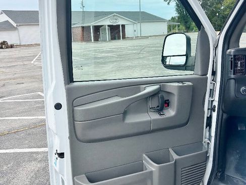 Used 2015 Chevrolet Express 3500 image 9