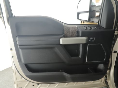 Used 2017 Ford F250 Lariat w/ Chrome Package image 17