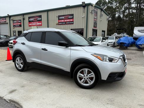 Used 2018 Nissan Kicks S image 2