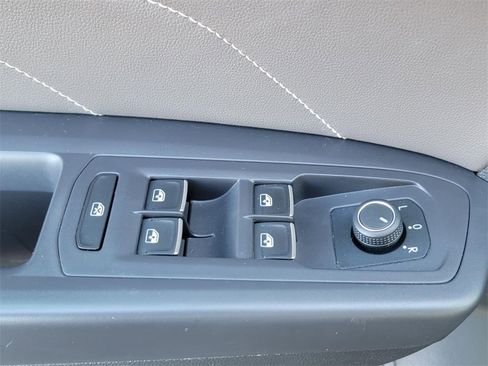 Used 2021 Volkswagen Atlas SE image 34