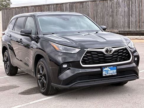 Used 2024 Toyota Highlander LE FWD image 8
