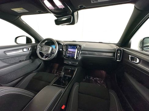 Used 2023 Volvo XC40 Recharge Plus image 2