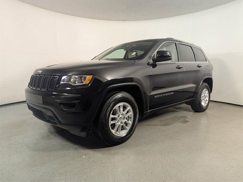 Used 2019 Jeep Grand Cherokee Laredo image 3