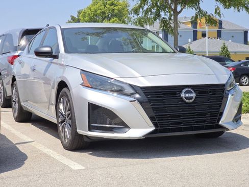 Used 2025 Nissan Altima 2.5 SV AWD/4WD image 2