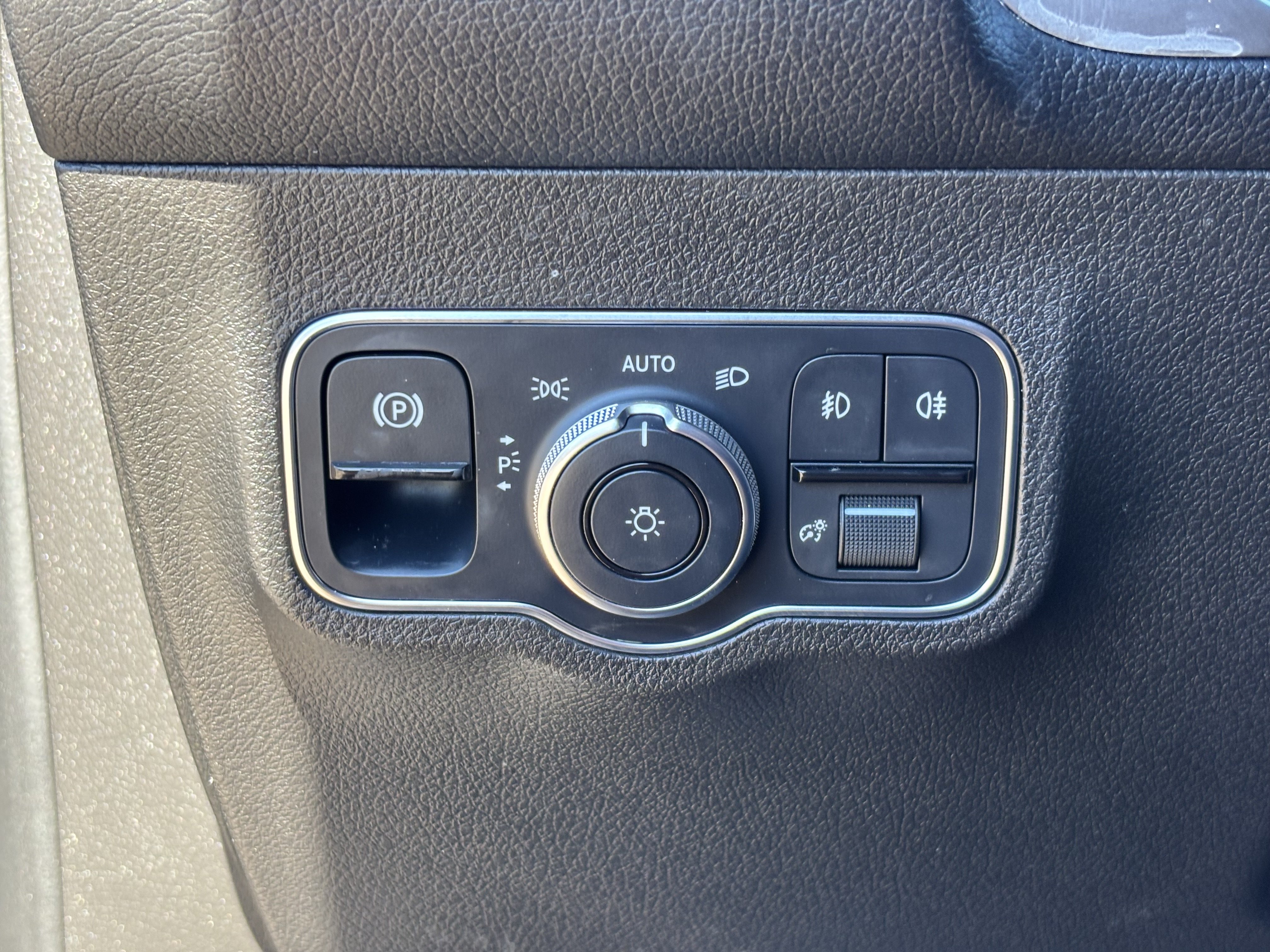 Used 2021 Mercedes-Benz GLB 250 4MATIC image 29