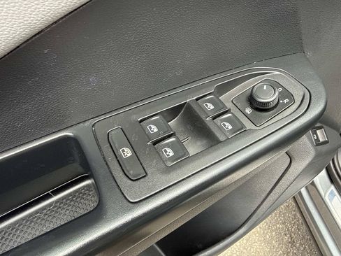 Used 2022 Volkswagen Taos SE w/ Panoramic Sunroof Package FWD image 20