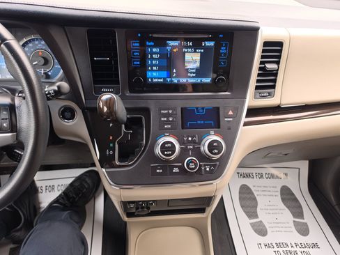 Used 2017 Toyota Sienna XLE FWD image 19