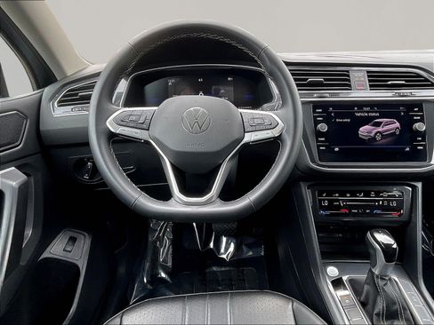Used 2024 Volkswagen Tiguan SE FWD image 8