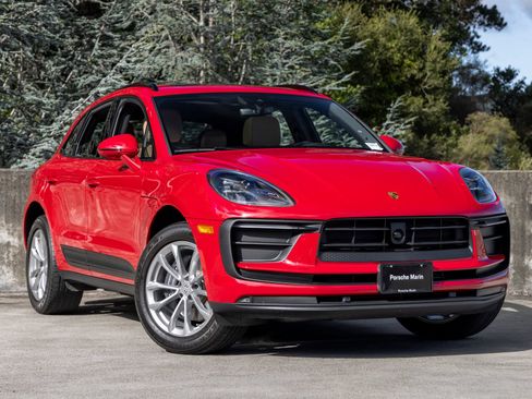 Certified 2026 Porsche Macan AWD/4WD image 6
