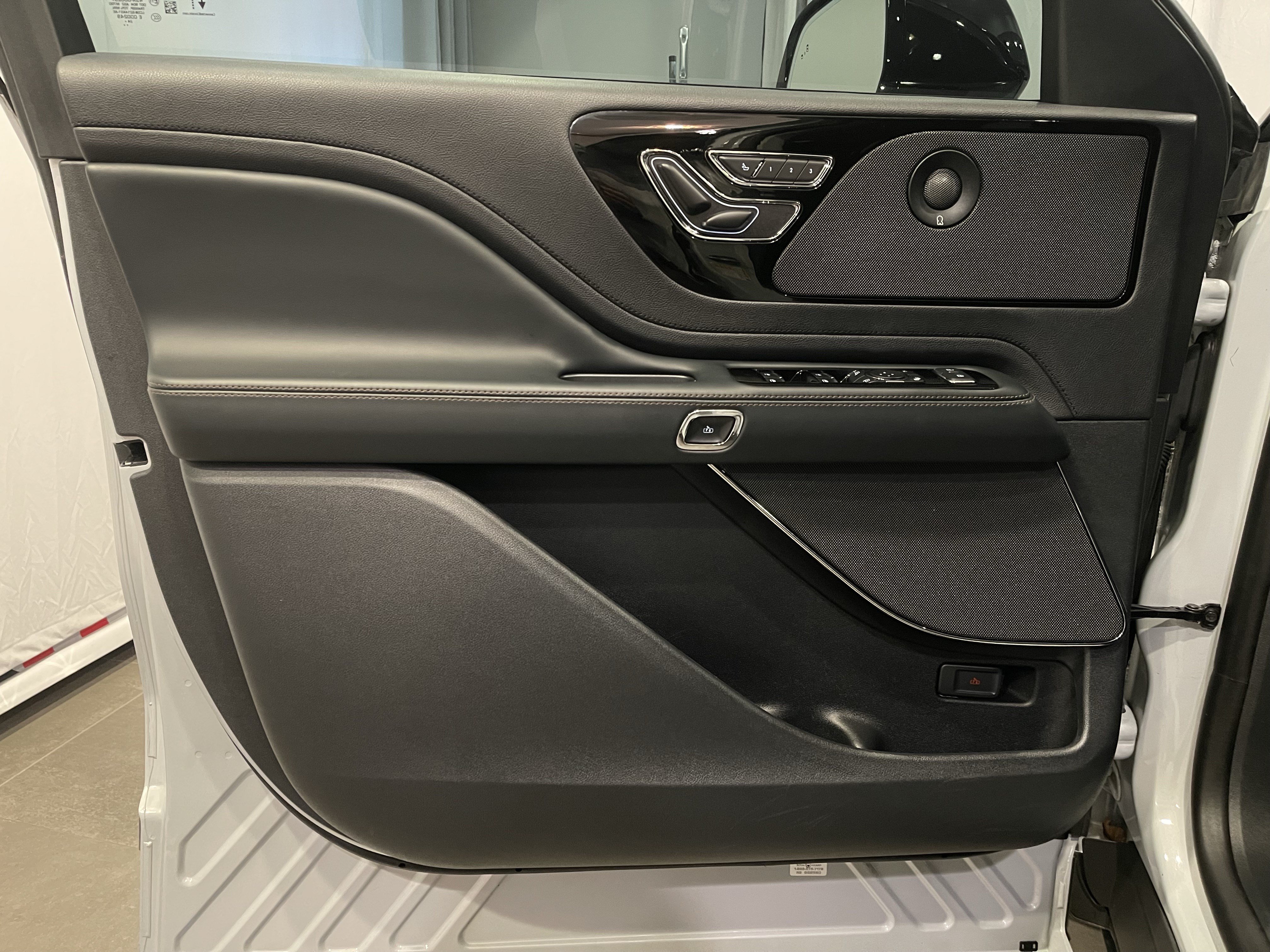 Used 2025 Lincoln Aviator AWD w/ Equipment Group 101A image 12
