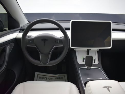 Used 2023 Tesla Model Y Long Range image 17
