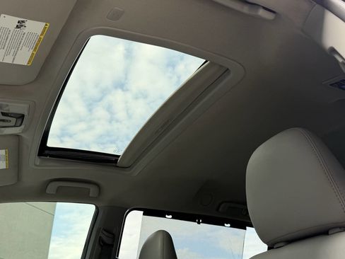 Used 2019 Toyota Sienna XLE w/ XLE Navigation Package FWD image 16