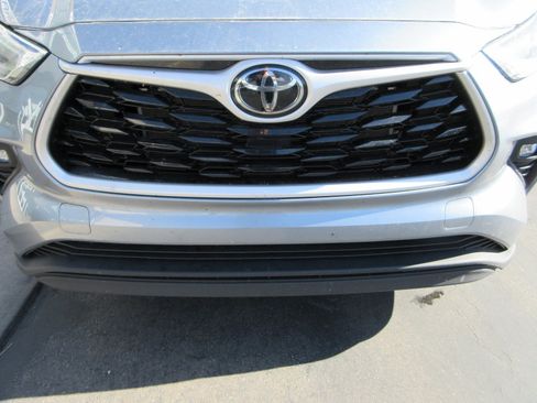 Used 2023 Toyota Highlander XLE AWD/4WD image 14