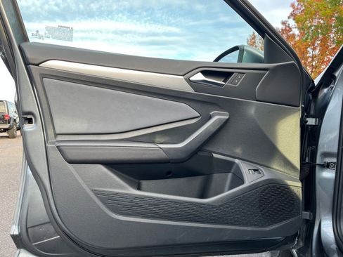 Used 2025 Volkswagen Jetta SE image 20