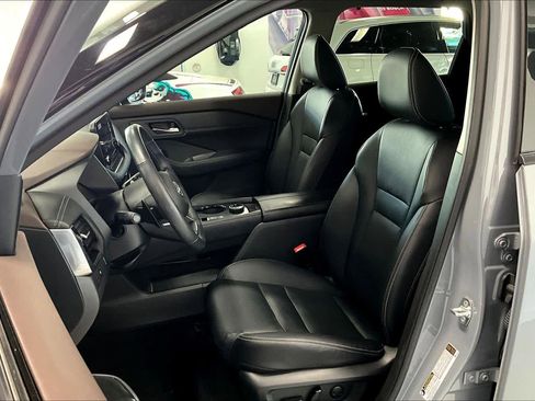 Used 2023 Nissan Rogue SL w/ SL Premium Package image 10