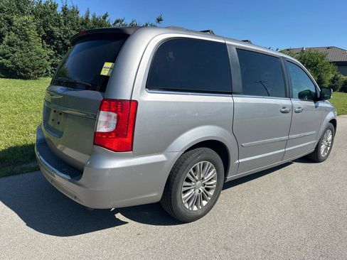 Used 2016 Chrysler Town & Country Touring-L w/ Driver Convenience Group FWD image 13