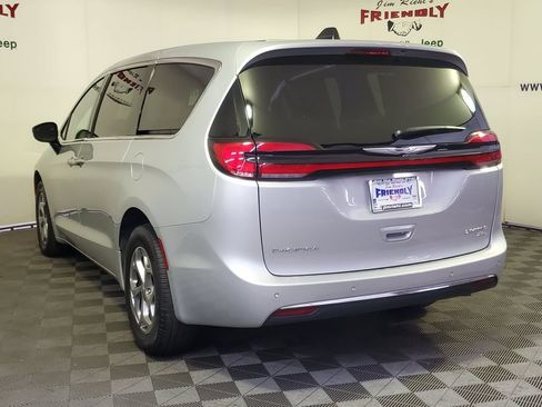 Used 2024 Chrysler Pacifica Limited AWD/4WD image 4