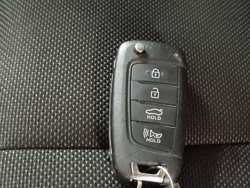 Used 2025 Hyundai Elantra SE FWD image 32