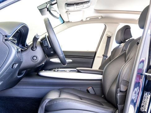 Used 2023 Genesis GV70 2.5T w/ Select Package image 16