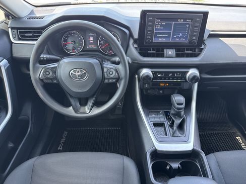 Used 2019 Toyota RAV4 LE FWD image 17