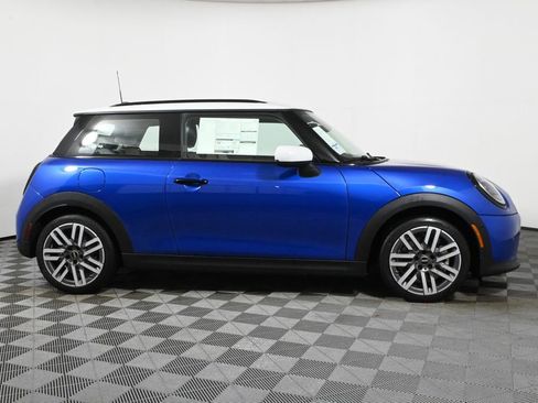 Used 2025 MINI Cooper 2-Door Hardtop image 8