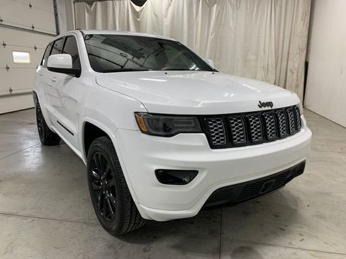 Used 2022 Jeep Grand Cherokee Laredo X image 2