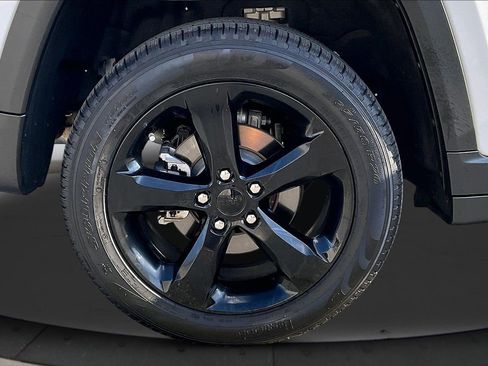 Certified 2025 Jeep Grand Cherokee Limited w/ Black Appearance Package image 37