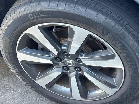 Used 2024 Honda Pilot Touring image 4