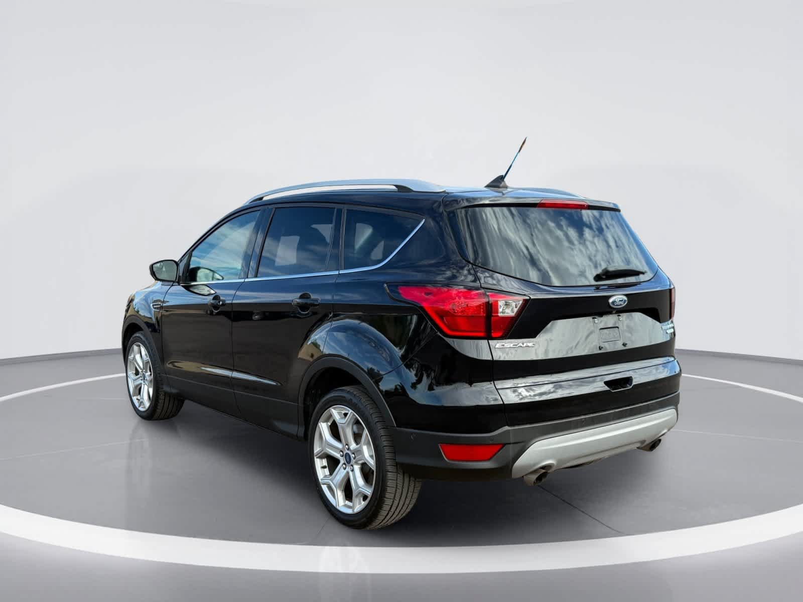 Used 2019 Ford Escape Titanium FWD image 4